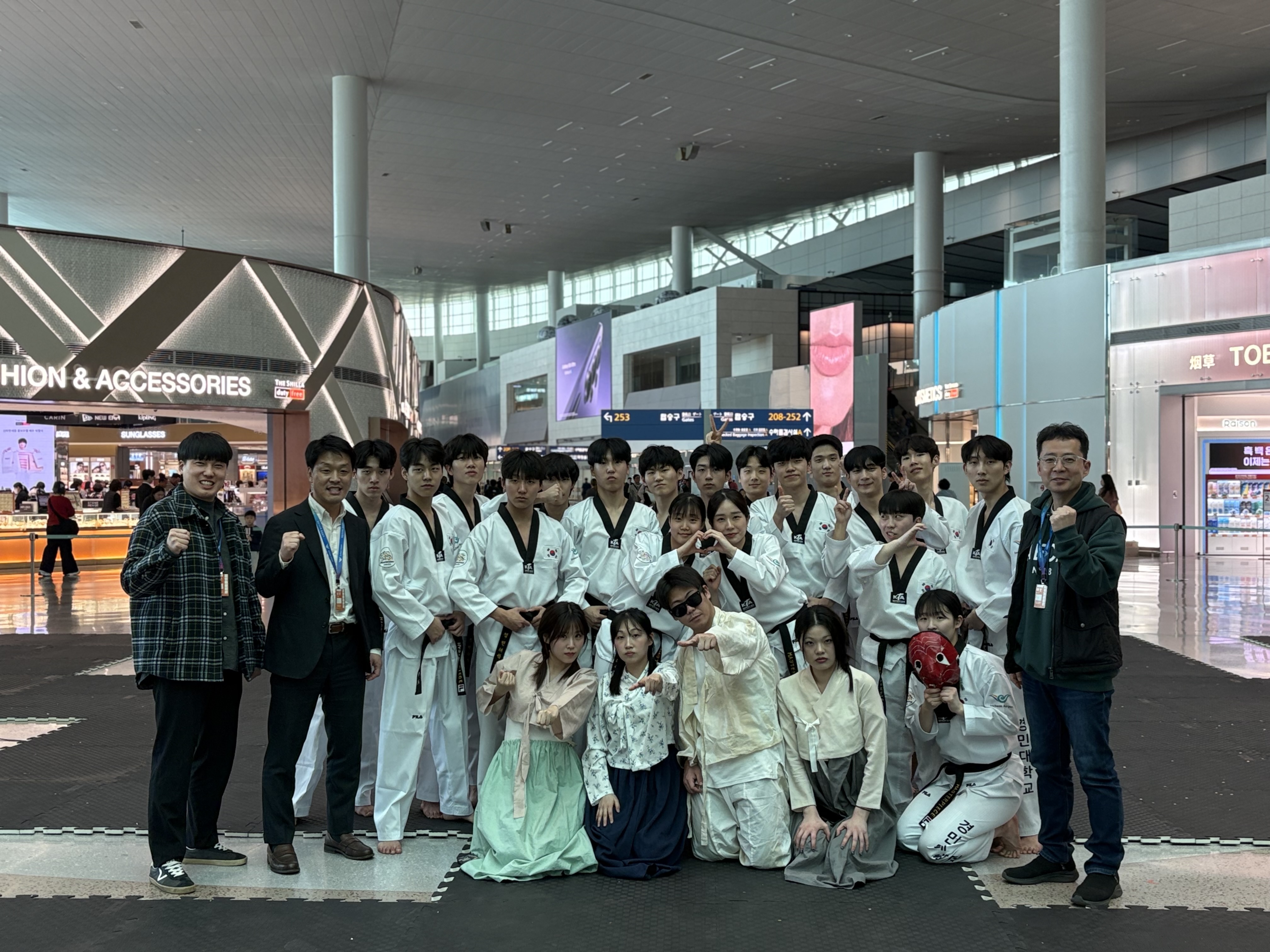 경민대학교, 인천국제공항에서 태권도 융복합 공연_단체사진