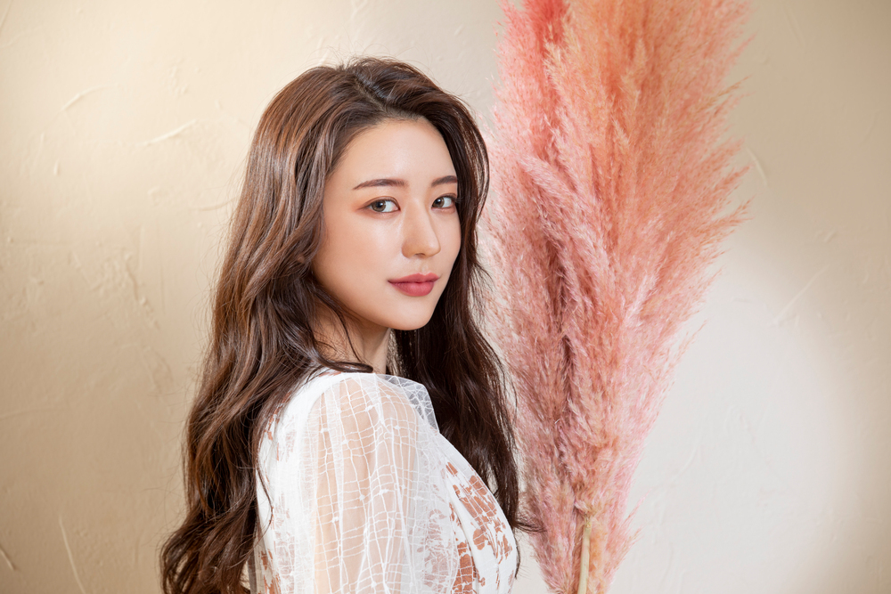 화려하게 화장한 여성의 모습